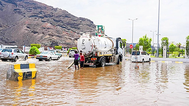 عمليات شفط مياه الأمطار